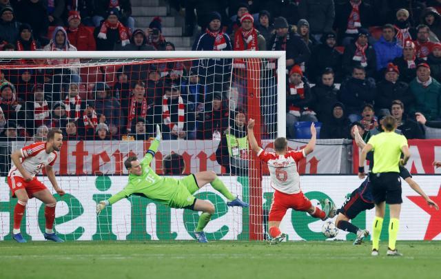 续约后诺伊尔大秀“独一档”实力，剑指2025安联决赛